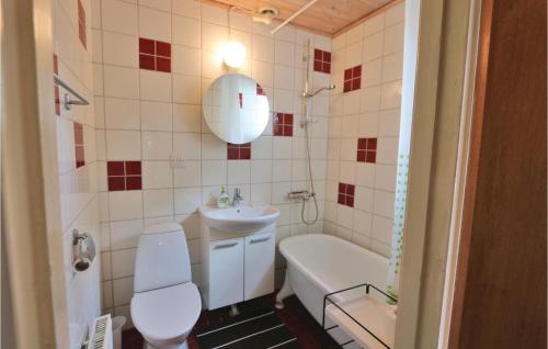 YngsjöにあるStunning Home In Yngsj With 3 Bedrooms And Internetのバスルーム(洗面台、トイレ、バスタブ付)
