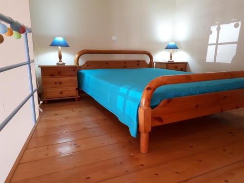 エルムポリにあるErmoupolis, Syros City Apartmentsのベッドルーム1室(ベッド1台、ナイトスタンド2台付)