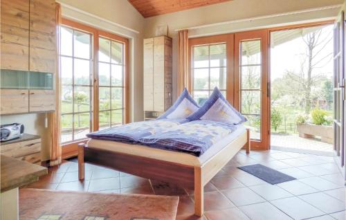 um quarto com uma cama num quarto com janelas em Amazing Home In Krperich-obersgegen With Sauna em Obersgegen