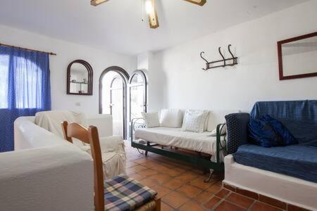 un soggiorno con due letti e un divano di Cortijo Torreblanca Casa Rural Parque Natural Cabo de Gata a El Pozo de los Frailes