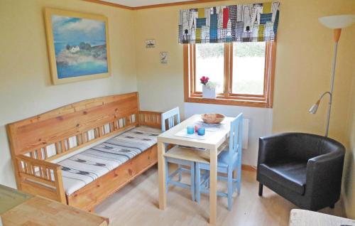 ein Schlafzimmer mit einem Bett, einem Tisch und einem Stuhl in der Unterkunft Beautiful Home In Gsrsns With Wifi in Skräddaröd