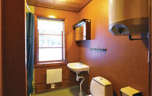 Vonios kambarys apgyvendinimo įstaigoje 2 Bedroom Awesome Home In Sysslebck