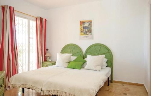ミハスにあるStunning Apartment In Mijas With Outdoor Swimming Poolのベッド1台(緑のヘッドボード付)