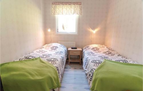 Ire的住宿－1 Bedroom Stunning Home In Lrbro，小客房内的两张床,配有绿色床单