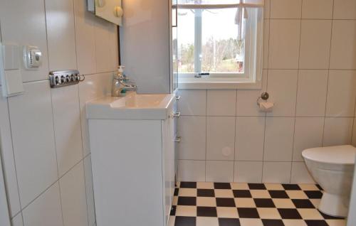 Ένα μπάνιο στο Nice Home In Kpmannebro With 2 Bedrooms And Wifi