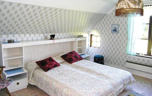 Säng eller sängar i ett rum på 2 Bedroom Cozy Home In Ramkvilla