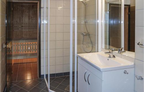 a bathroom with a sink and a shower at Hemsedal Skisenter in Kyrkjebøen