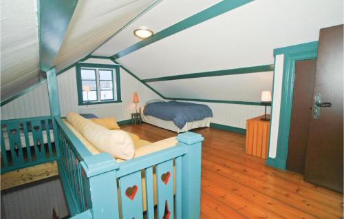 um quarto com uma cama num quarto com pisos em madeira em Lovely Home In Mullsj With Kitchen em Mullsjö