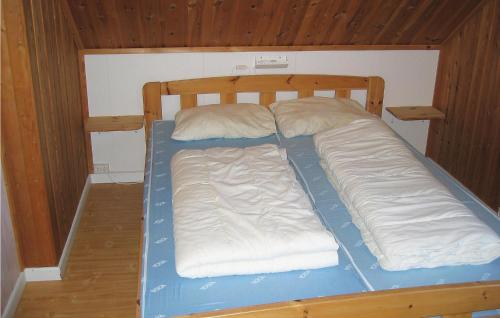 מיטה או מיטות בחדר ב-Nice Home In Sirevg With Kitchen
