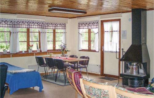 um quarto com uma mesa, cadeiras e janelas em Nice Home In Ystad With Kitchen em Ystad
