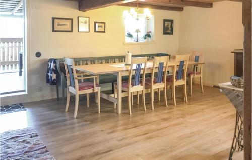 a dining room with a table and chairs at 2 Bedroom Beautiful Home In Rimforsa in Skälhamra