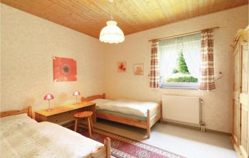 Tempat tidur dalam kamar di Ferienhaus 13 In Thalfang