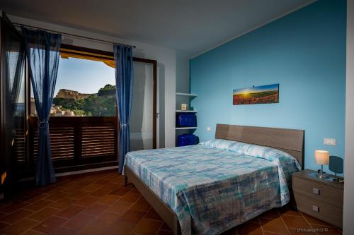 A bed or beds in a room at Piccolo Sole d'oro - appartamenti