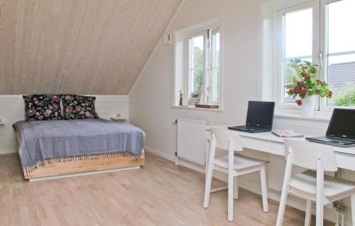 Svetainės erdvė apgyvendinimo įstaigoje Stunning Home In Hamburgsund With 3 Bedrooms And Wifi