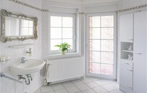 Kylpyhuone majoituspaikassa Beautiful Apartment In Lauenburg With Sauna
