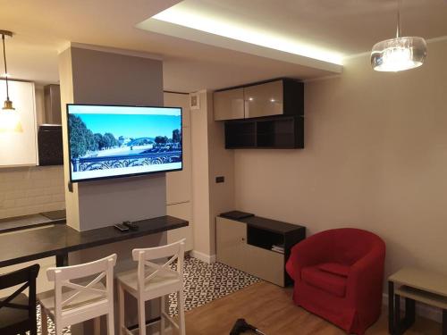 Televízia a/alebo spoločenská miestnosť v ubytovaní Apartamenty Promenada
