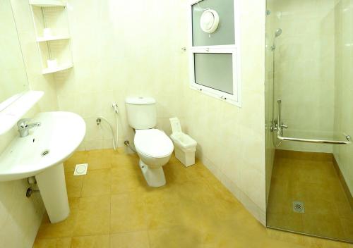 Koupelna v ubytování ltlalat Al Shorouq Hotel