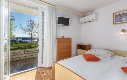 een slaapkamer met een bed en een glazen schuifdeur bij Nice Apartment In Piran With Wifi in Piran