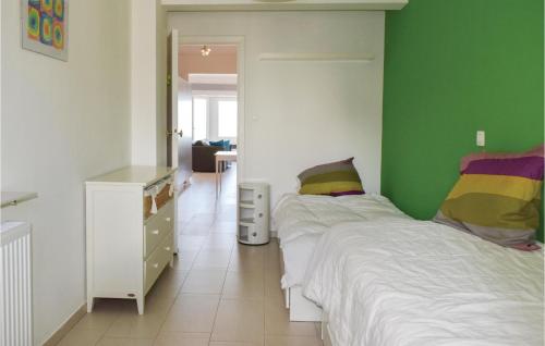 ein Schlafzimmer mit einem weißen Bett und einer grünen Wand in der Unterkunft Residentie Emeraude 4d in Ostende