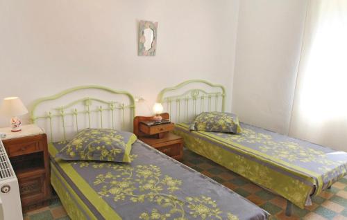 - une chambre avec 2 lits, une table de chevet et une sidx sidx sidx dans l'établissement Beautiful Home In St-andr-dolrargues With 2 Bedrooms And Internet, à La Roque-sur-Cèze