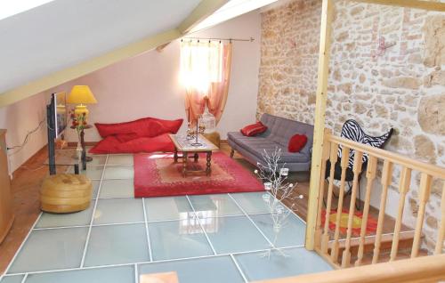 - un salon avec un canapé rouge et un mur en briques dans l'établissement Beautiful Home In St-André-Dolérargues, à La Roque-sur-Cèze