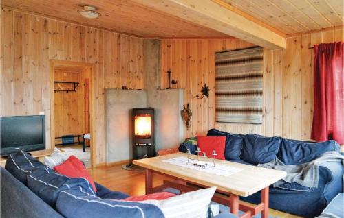 ein Wohnzimmer mit einem blauen Sofa und einem Tisch in der Unterkunft Sjusjøen Pihl 185 in Sjusjøen