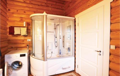 a bathroom with a shower and a washing machine at Beautiful Home In Gnosj With 4 Bedrooms, Wifi And Sauna in Gnosjö