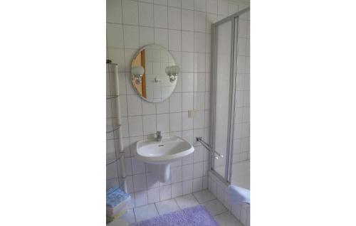 ein Bad mit einem Waschbecken und einem Spiegel in der Unterkunft Ferienhaus Waldstr. R in Groß Dratow
