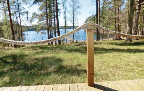 uma corda numa plataforma de madeira com vista para um lago em Nice Home In Oskarshamn With House Sea View em Århult