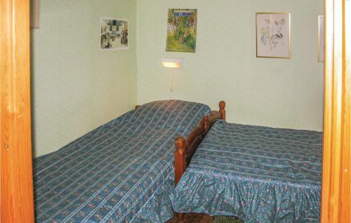 1 Schlafzimmer mit 2 Einzelbetten und blauer Bettwäsche in der Unterkunft 3 Bedroom Stunning Home In Ystad in Ystad