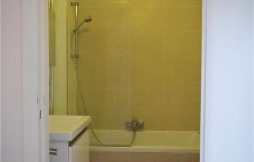 オーステンデにあるResidentie Emeraude 4dのバスルーム(シャワー、バスタブ、シンク付)
