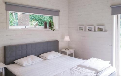 シーピンスリーにあるBeautiful Home In Kpingsvik With 3 Bedroomsのベッドルーム1室(大型ベッド1台、窓付)