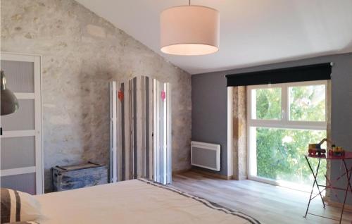 ナルボンヌにある2 Bedroom Amazing Home In Narbonneのベッドルーム1室(ベッド1台、大きな窓付)
