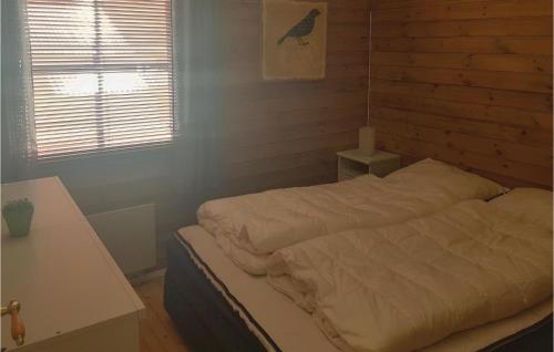 łóżko w sypialni z ceglaną ścianą w obiekcie Amazing Home In Vrdal With Ethernet Internet w mieście Vrådal