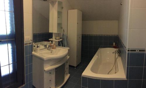 uma casa de banho com um lavatório e uma banheira em Ajmi Luxury Villa em Golem