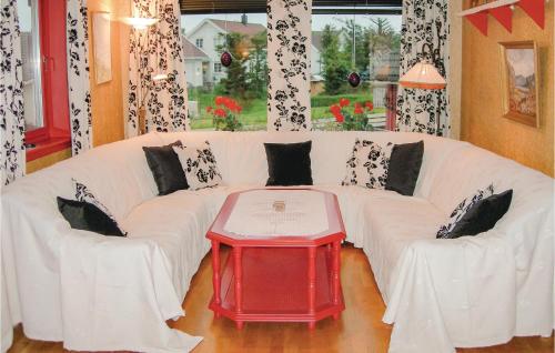 Khu vực ghế ngồi tại 5 Bedroom Awesome Home In Borhaug