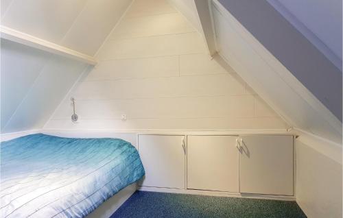 Dormitorio pequeño con cama y armarios blancos en Nice Apartment In Hippolytushoef With 2 Bedrooms And Wifi, en Hippolytushoef