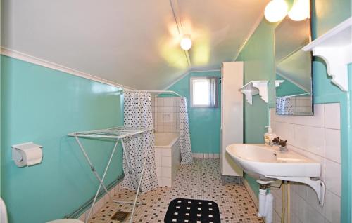 y baño con lavabo y bañera. en Nice Home In ml With House A Mountain View en Åmål