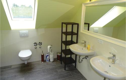 ein Badezimmer mit zwei Waschbecken, einem Spiegel und einem WC in der Unterkunft Amazing Apartment In Boiensdorf With 2 Bedrooms And Wifi in Boiensdorf