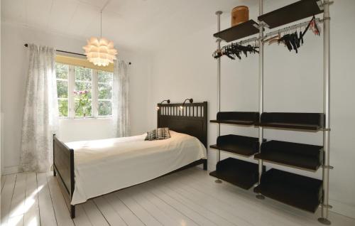 ÄlgaråsにあるStunning Home In lgars With Wifiのベッドルーム(ベッド1台、棚付)