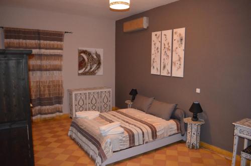 a bedroom with a bed in a room at Casa Naima in Ida Ougourd
