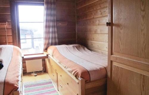 ein kleines Schlafzimmer mit einem Bett und einem Fenster in der Unterkunft Lovely Home In Vemdalen With Ethernet Internet in Storhågna
