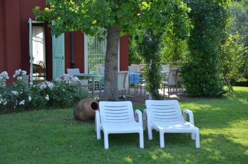 Κήπος έξω από το Borgo Rosso Country House B&B