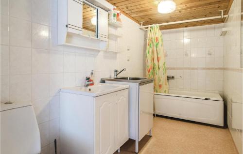 a small bathroom with a sink and a tub at Awesome Apartment In Havdhem With 3 Bedrooms And Wifi in Havdhem