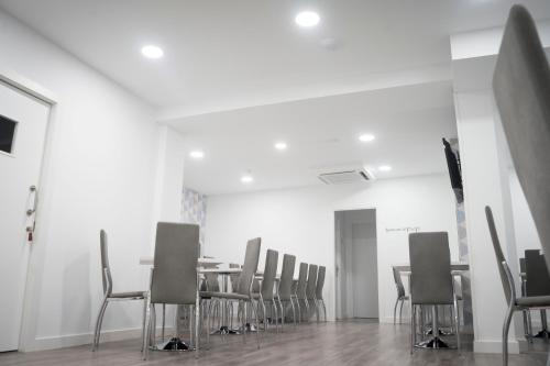 a dining room with a table and chairs at Hostal Goyesco Plaza in Plasencia