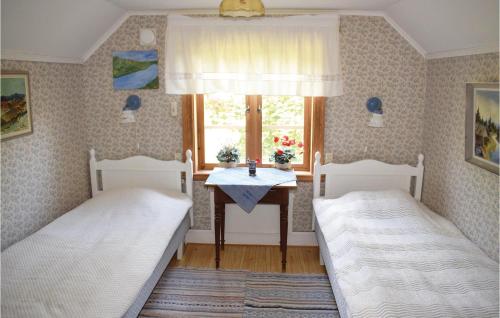 Un pat sau paturi într-o cameră la Amazing Home In Lammhult With Kitchen