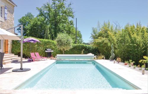 - une piscine dans une cour avec une terrasse et des arbres dans l'établissement Cozy Home In Puy Levêque, à Puy-lʼÉvêque