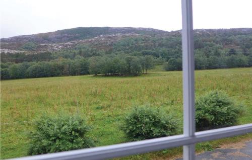 - une vue sur un champ depuis une fenêtre dans l'établissement Stunning Apartment In Agdenes With Kitchenette, à Selva
