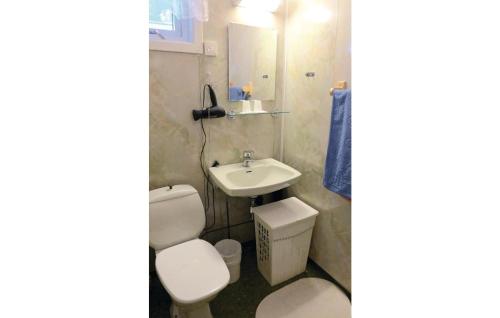 een badkamer met een wit toilet en een wastafel bij Stunning Apartment In Agdenes With Kitchenette in Selva