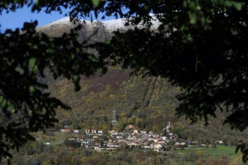 アパートメントから撮影された、または一般的な山の景色
